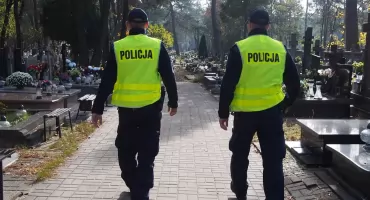 Dramat na cmentarzu pod Toruniem. Kobieta zasłabła przy grobie bliskiego