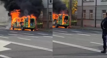 Wiceburmistrz i radni uciekli z płonącego busa. Z auta zostały tylko zgliszcza