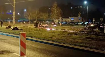 73-latek pomylił drogę. W Toruniu wjechał autem do tramwajowego wykopu