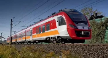 Maszynista zatrzymał pociąg pod Toruniem. Pijany mężczyzna przewrócił się na tory