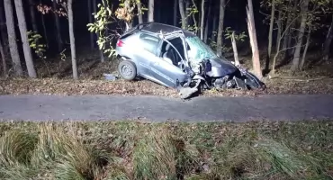 Wypadek na drodze pod Toruniem. 34-latek roztrzaskał się na drzewie