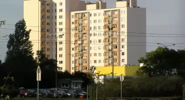 Kuriozalna sytuacja na osiedlu w Toruniu. Lokator wyrzuca śmieci przez okno