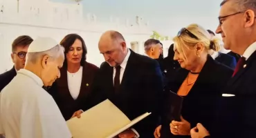 Marszałek Piotr Całbecki spotkał się z Leonem XIV. Papież otrzymał okolicznościowy album