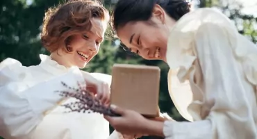 Jak wybrać podarunek, który pokaże, jak bardzo Ci zależy?