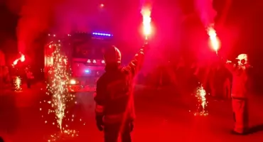 Nowy wóz trafił do strażaków OSP pod Toruniem. Powitano go racami i eskortą