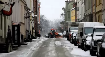Atak zimy w Toruniu. Więcej pługosolarek wyjechało na ulice