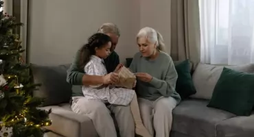 Pomysły na wyjątkowy prezent dla babci – praktyczne i pełne ciepła propozycje