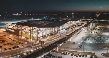 W Toruniu uruchomiono przejazdy na lotniska. To idealne rozwiązanie na grudzień