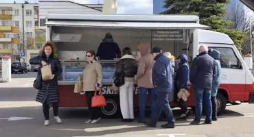 Food truck w Toruniu robi furorę. Można w nim kupić tylko „swojskie specjały”