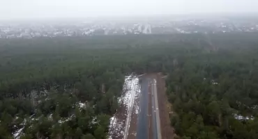 Droga w Toruniu zostanie przedłużona. Obecnie kończy się w lesie