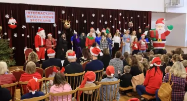 Skandal w szkole w Toruniu. Dzieci dostały przeterminowane prezenty na Mikołajki 