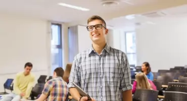 Zdobądź kwalifikacje, które pozwolą Ci dbać o najwyższe standardy bezpieczeństwa. Poznaj studia BHP i ppoż