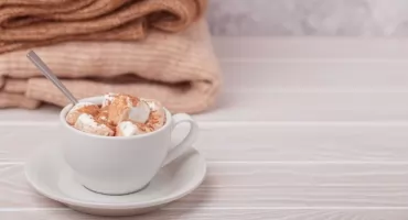 Ciepło, które otula: przewodnik po domowych hitach zimy od Italian Fashion