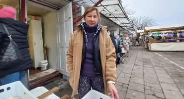 Pani Grażyna handluje w Toruniu od 30 lat. Przed świętami jej stoisko przyciąga tłumy