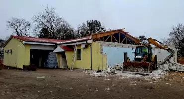 Świetlica w małej wsi pod Toruniem będzie jak nowa. Ruszyły wyburzenia