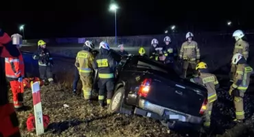Kierowca przeszarżował na drodze pod Toruniem. Auto wpadło do rowu