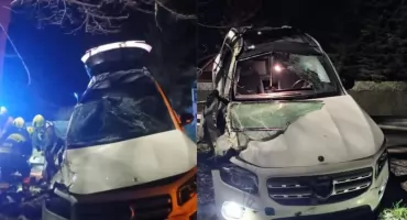 Niecodzienna scena na drodze pod Toruniem. Auto zawisło na barierce 