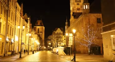 Bijatyka w nocy w centrum Torunia. Młody mężczyzna trafił do szpitala 