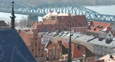 Zabytek w centrum Torunia został zniszczony. Monitoring namierzył nastolatka