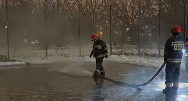 Będzie tymczasowe lodowisko w Toruniu. Strażacy wylali wodę na boisko