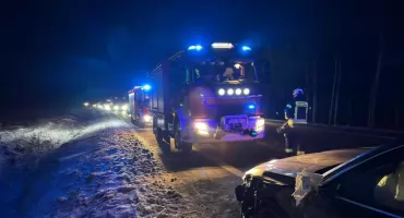 Wypadek trzech aut na drodze pod Toruniem. Z ciężarówki odpadło koło