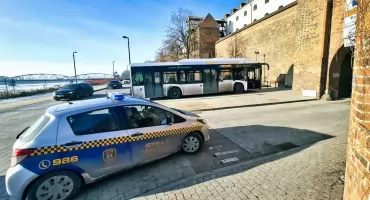 Awaria ciepłociągu w centrum Torunia. Na miejsce dotarł autobus MZK 