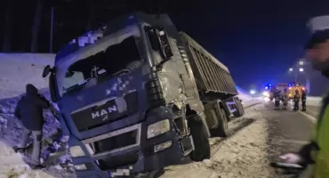 Wypadek na drodze pod Toruniem. Zderzyły się dwie ciężarówki