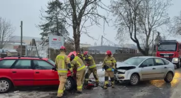 Czołówka na śliskiej drodze pod Toruniem. Jedna osoba trafiła do szpitala
