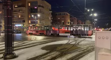 Wykolejenie w centrum Torunia. Wysłużony tramwaj zablokował ruch na skrzyżowaniu