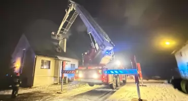 Pożar w domku jednorodzinnym pod Toruniem. Strażacy użyli wozu z wysięgnikiem