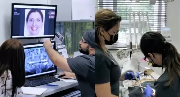 Znane centrum stomatologii działa już od 30 lat. W Toruniu posiada dwa gabinety