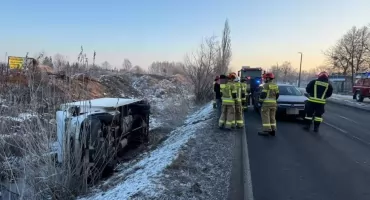 Zderzenie dwóch aut na drodze w Toruniu. Dostawczak wpadł do rowu