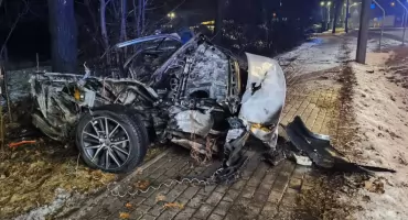 Koszmar na drodze pod Toruniem. Młody kierowca roztrzaskał auto o drzewo