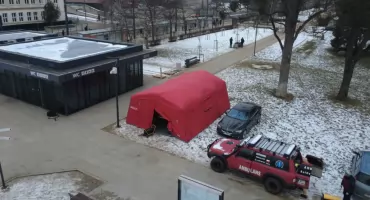 W centrum Torunia stanęły dwa czerwone namioty. Będą dostępne przez trzy dni