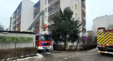 Przypalony obiad w bloku w Toruniu. Strażacy weszli do mieszkania przez balkon