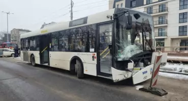 Kierowca wjechał w autobus MZK w Toruniu. Jedna osoba trafiła do szpitala