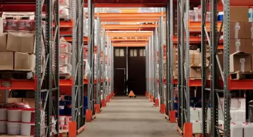 Drastyczny wypadek przy pracy w firmie w Toruniu. Maszyna wciągnęła mężczyznę