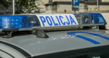 63-latek wjechał w supermarket w Toruniu. Potężny huk przerwał zakupy