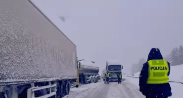 Seria poślizgów i kolizji pod Toruniem. Ten odcinek lepiej omijać