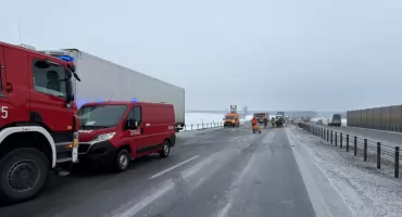 Marznący deszcz paraliżuje drogi. Pod Toruniem ciężarówka blokuje ruch