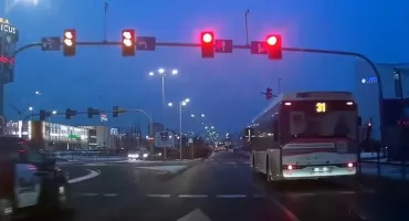 Kierowca MZK w Toruniu przejechał na czerwonym. Internauci stanęli w jego obronie