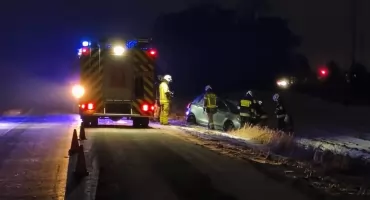 Dachowanie pod Toruniem. Kierowca stracił panowanie nad autem