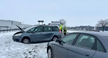 Trzy auta rozbiły się na drodze pod Toruniem. „Oni się tam ganiali?”