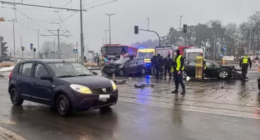 Poważny wypadek na skrzyżowaniu w Toruniu. Trzy osoby trafiły do szpitala