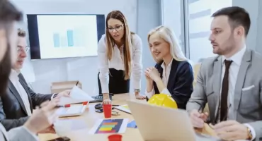 Benefit, który się opłaca: Jak kompleksowa opieka medyczna dla firm wpływa na absencję i morale zespołu?