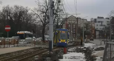 Awaria na torach w Toruniu. Tramwaj wypadł z szyn