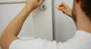 Zatrzaśnięte auto – co zrobić, żeby nie pogorszyć sytuacji?