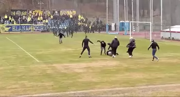 Awantura na meczu Elany Toruń. Kibice wbiegli na murawę