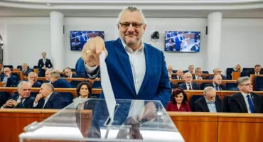 Burza wokół operacji syna Tomasza Lenza. Miał zostać przyjęty bez kolejki