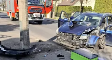 Młody kierowca wbił się w słup w Toruniu. Trzy osoby trafiły do szpitala